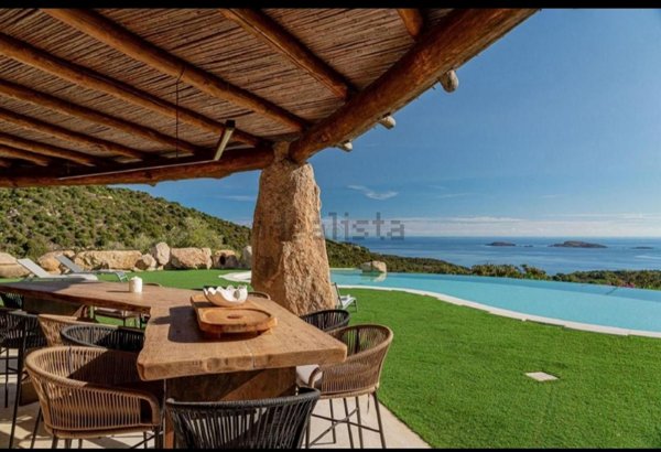 casa indipendente in vendita ad Arzachena in zona Pantogia