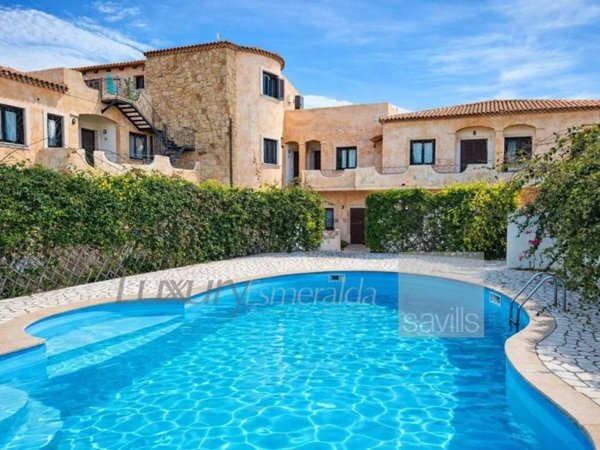 intera palazzina in vendita ad Arzachena in zona Porto Cervo
