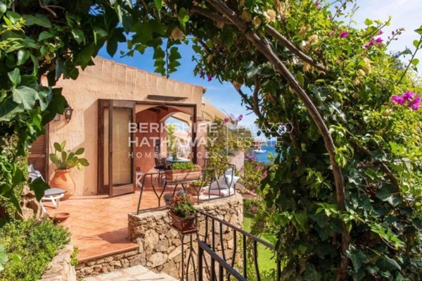 casa indipendente in vendita ad Arzachena in zona Pantogia