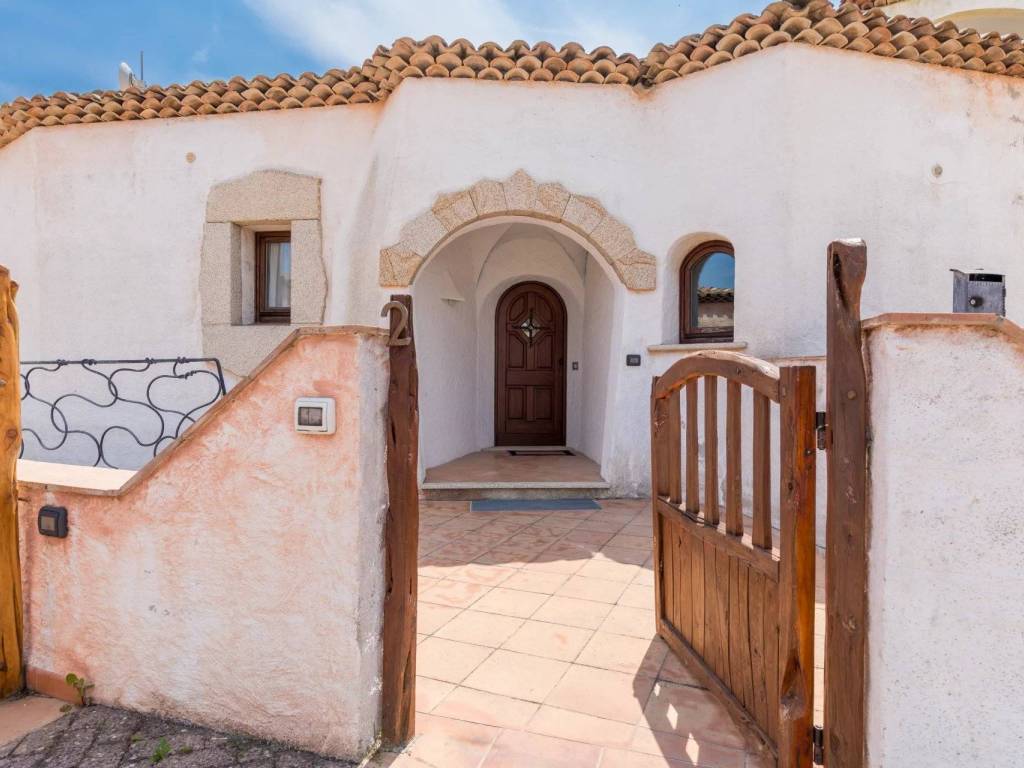 casa indipendente in vendita ad Arzachena in zona Cannigione