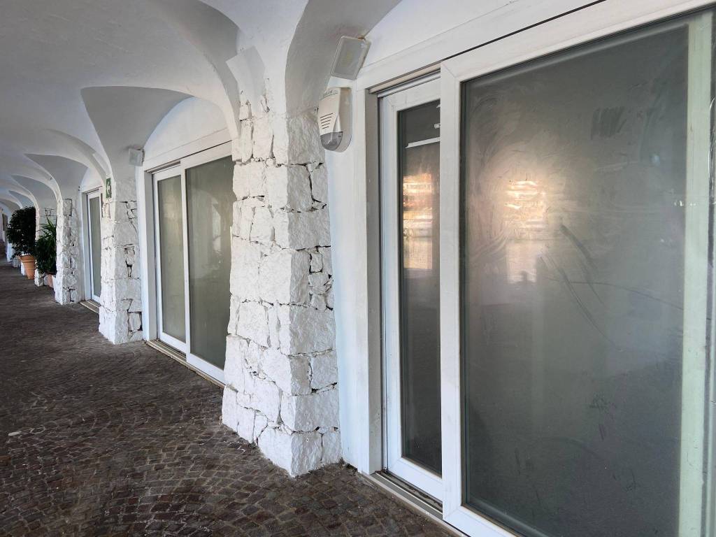 negozio in vendita ad Arzachena in zona Baja Sardinia