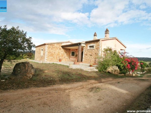 casa indipendente in vendita ad Arzachena in zona Abbiadori