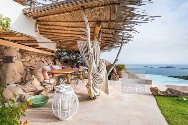 casa indipendente in vendita ad Arzachena in zona Pantogia