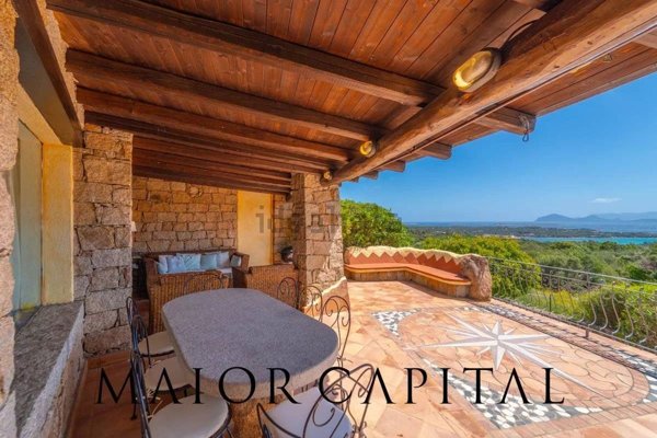 casa indipendente in vendita ad Arzachena in zona Abbiadori