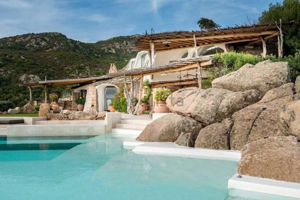 casa indipendente in vendita ad Arzachena in zona Pantogia