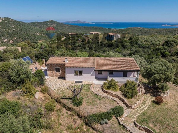 casa indipendente in vendita ad Arzachena in zona Cannigione
