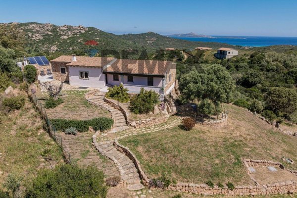 casa indipendente in vendita ad Arzachena in zona Cannigione