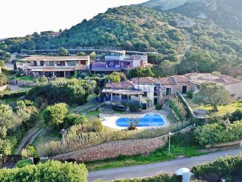 casa indipendente in vendita ad Arzachena in zona Pantogia