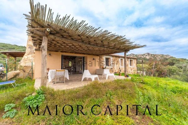 casa indipendente in vendita ad Arzachena in zona Cannigione