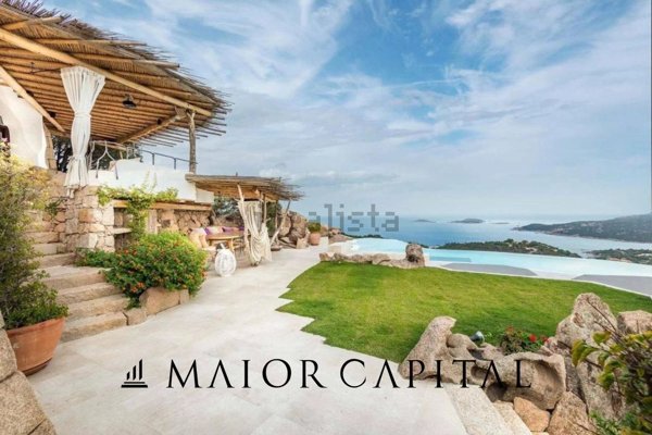 casa indipendente in vendita ad Arzachena in zona Pantogia