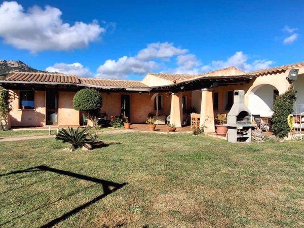 casa indipendente in vendita ad Arzachena in zona Cannigione