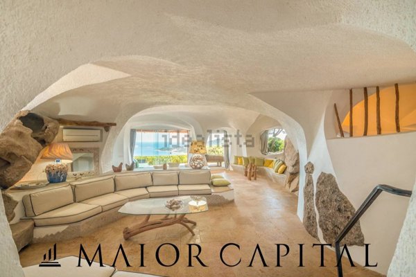 casa indipendente in vendita ad Arzachena in zona Pantogia