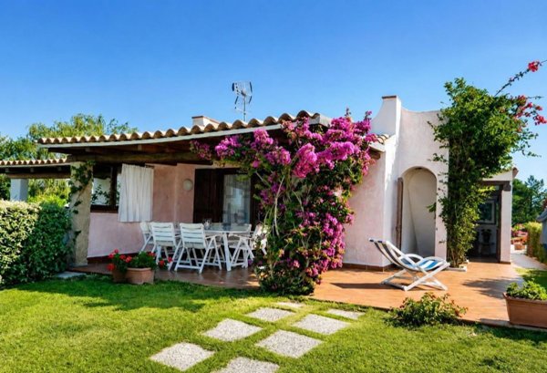 casa indipendente in vendita ad Arzachena in zona Baja Sardinia