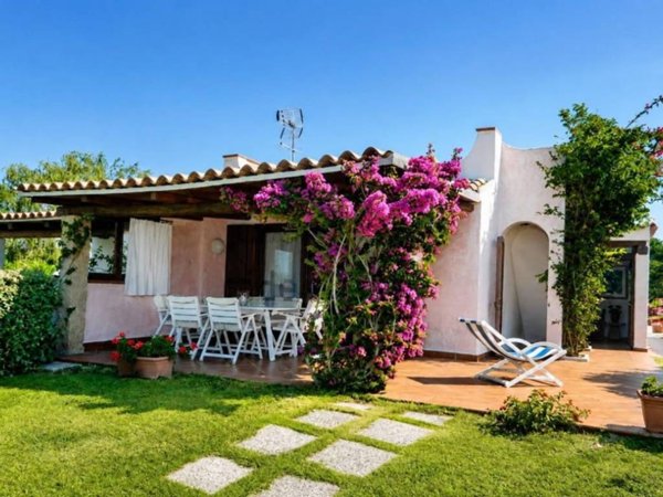 casa indipendente in vendita ad Arzachena in zona Baja Sardinia