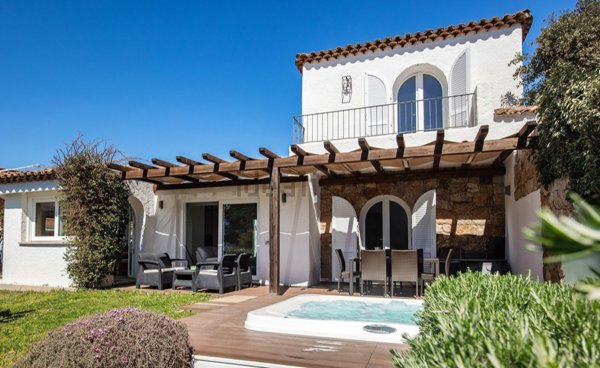 casa indipendente in vendita ad Arzachena in zona Cannigione