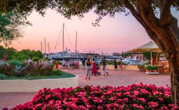 locale commerciale in vendita ad Arzachena in zona Porto Cervo