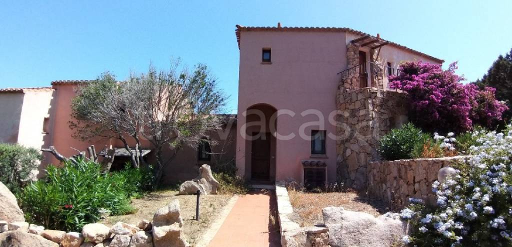 appartamento in vendita ad Arzachena in zona Pantogia