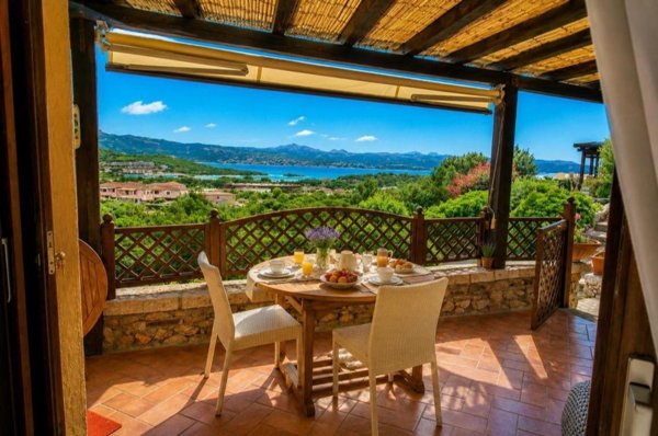 quadrivano in vendita ad Arzachena in zona Baja Sardinia