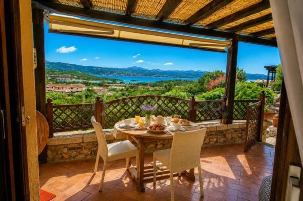 casa indipendente in vendita ad Arzachena in zona Baja Sardinia