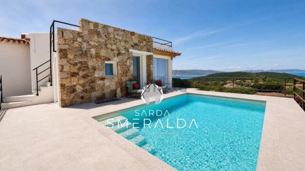 casa indipendente in vendita ad Arzachena in zona Baja Sardinia