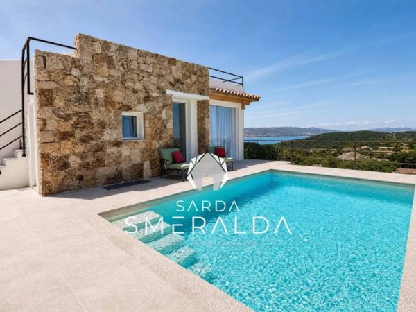 casa indipendente in vendita ad Arzachena in zona Baja Sardinia
