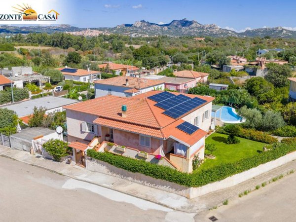 casa indipendente in vendita ad Arzachena in zona Abbiadori