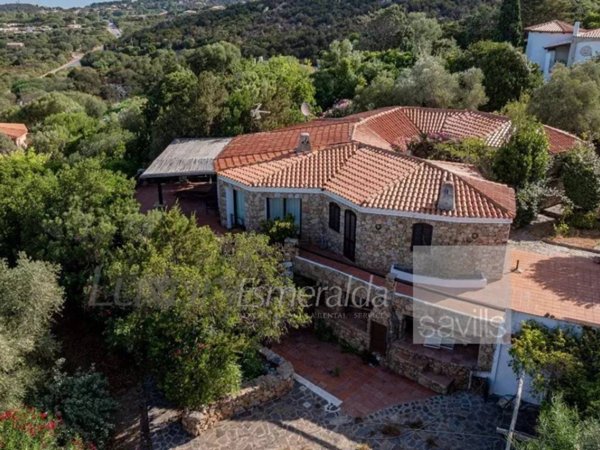 casa indipendente in vendita ad Arzachena in zona Baja Sardinia