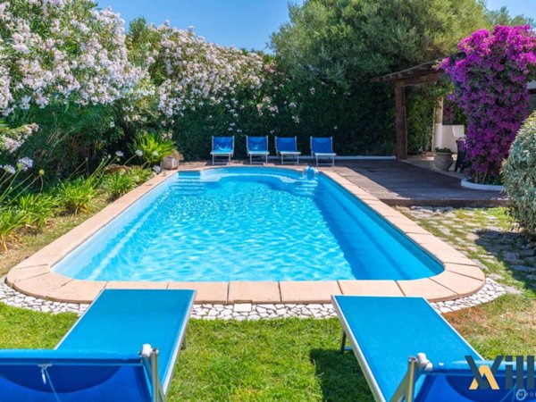 casa indipendente in vendita ad Arzachena in zona Abbiadori