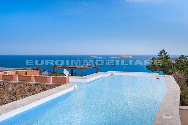 casa indipendente in vendita ad Arzachena in zona Pantogia