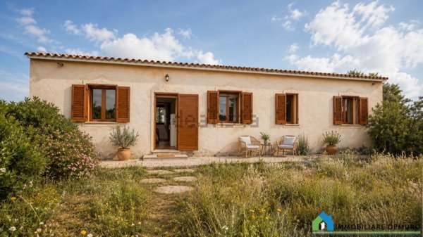 casa indipendente in vendita ad Arzachena in zona Abbiadori