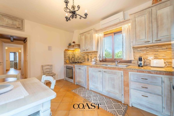 casa indipendente in vendita ad Arzachena in zona Abbiadori