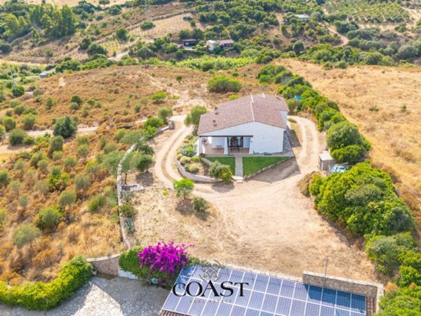 casa indipendente in vendita ad Arzachena in zona Abbiadori