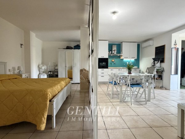 locale di sgombero in vendita ad Arzachena in zona Baja Sardinia