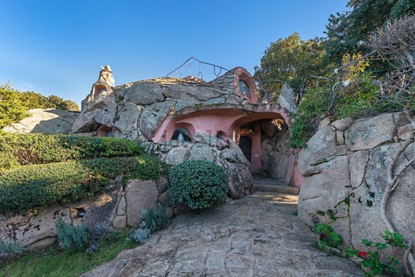 casa indipendente in vendita ad Arzachena in zona Pantogia