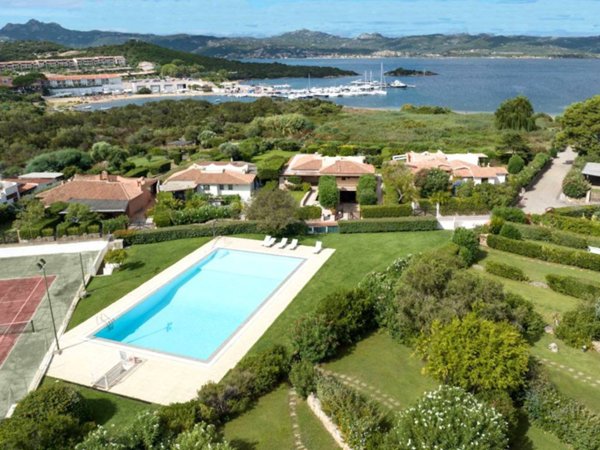 casa indipendente in vendita ad Arzachena in zona Baja Sardinia