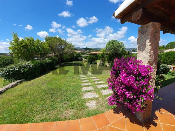 casa indipendente in vendita ad Arzachena in zona Baja Sardinia
