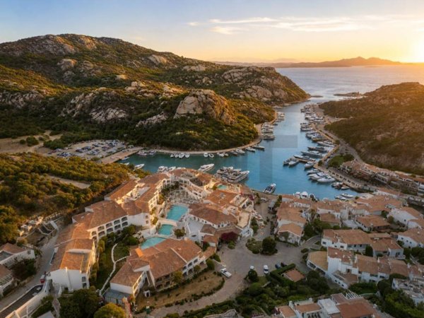 appartamento in vendita ad Arzachena in zona Poltu Quatu