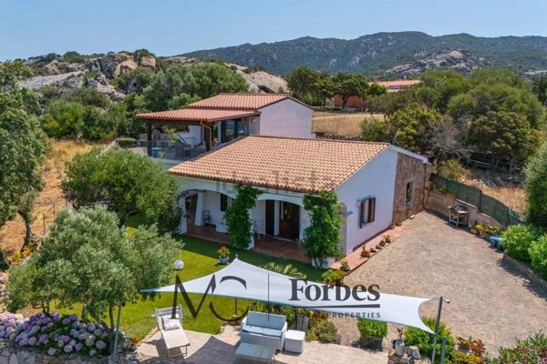 casa indipendente in vendita ad Arzachena in zona Cannigione