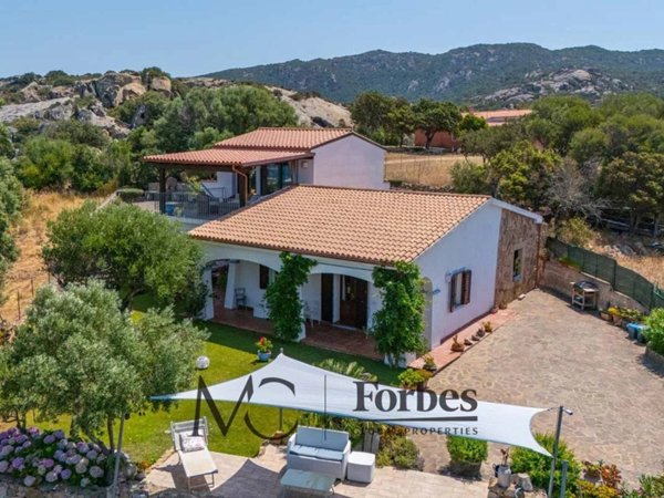 casa indipendente in vendita ad Arzachena in zona Cannigione