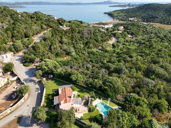 casa indipendente in vendita ad Arzachena in zona Baja Sardinia