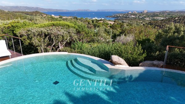 casa indipendente in vendita ad Arzachena in zona Baja Sardinia
