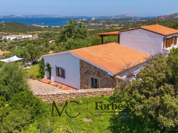casa indipendente in vendita ad Arzachena in zona Cannigione