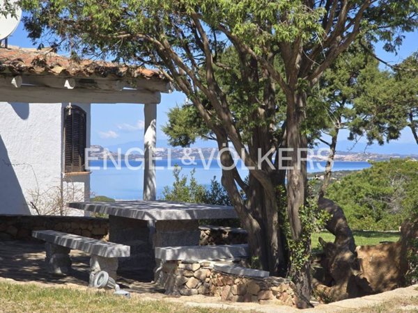 casa indipendente in vendita ad Arzachena in zona Baja Sardinia