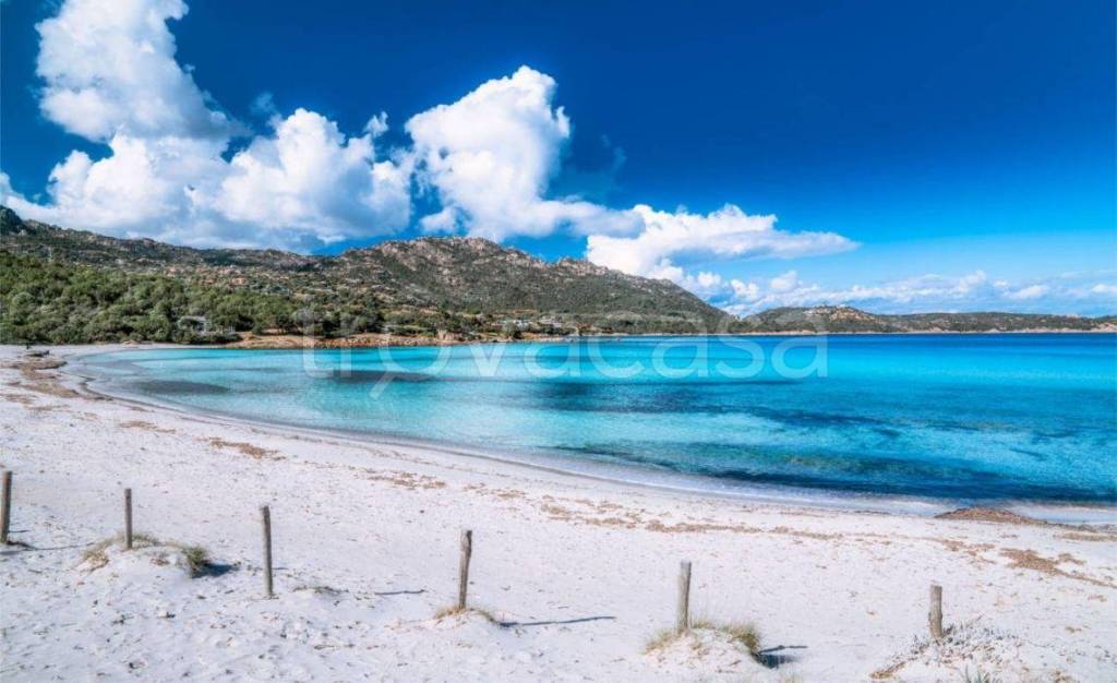 appartamento in vendita ad Arzachena in zona Abbiadori