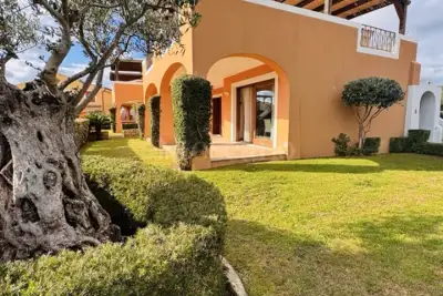 casa indipendente in vendita ad Arzachena in zona Abbiadori