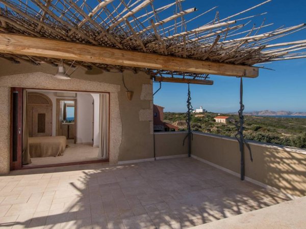 casa indipendente in vendita ad Arzachena in zona Pantogia