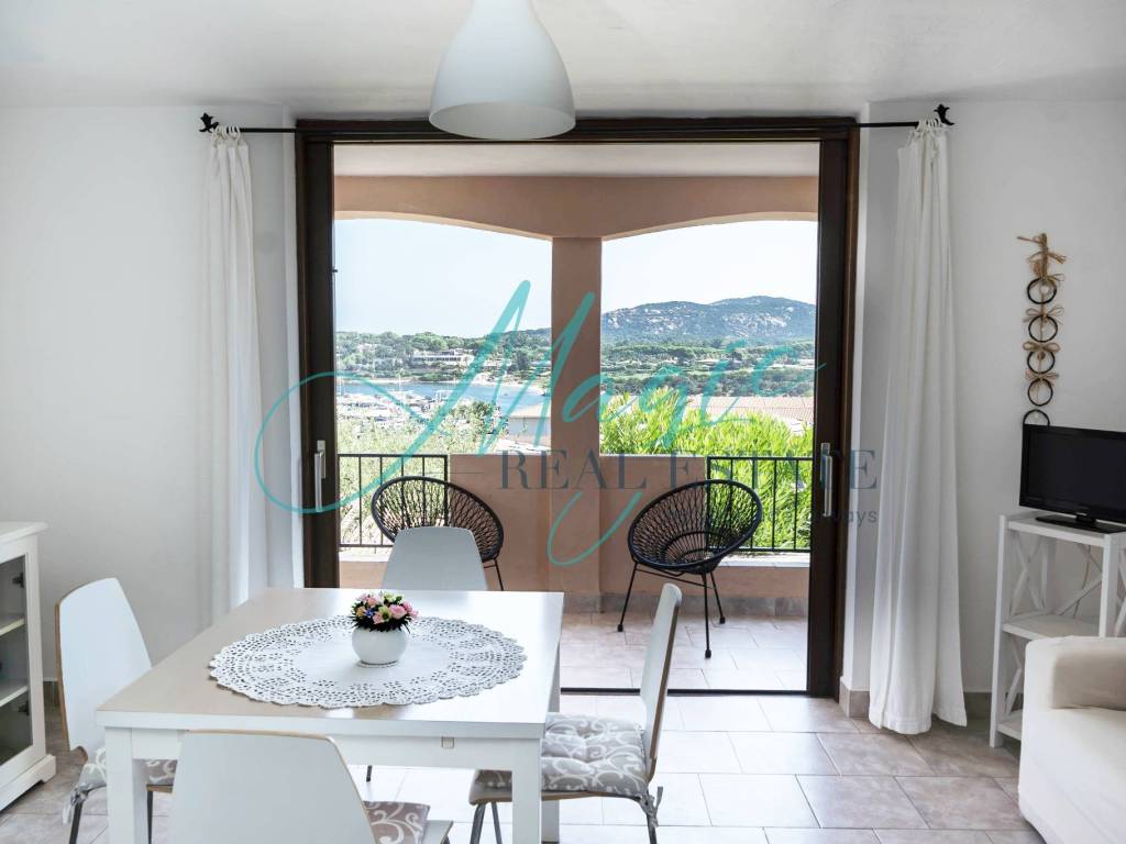 appartamento in vendita ad Arzachena in zona Baja Sardinia