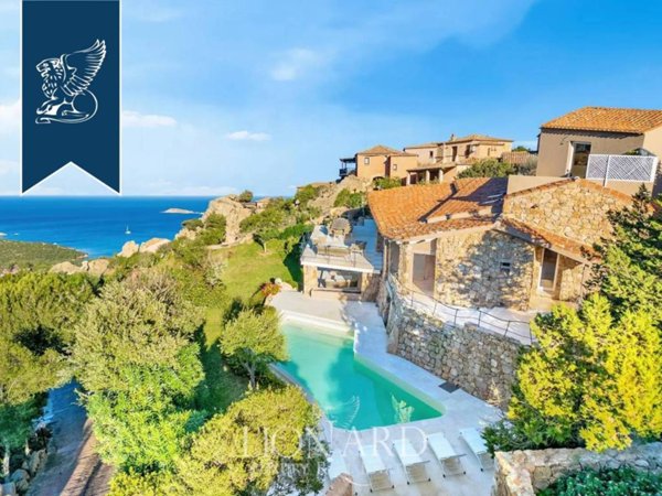 casa indipendente in vendita ad Arzachena in zona Pantogia