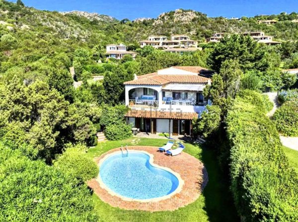 casa indipendente in vendita ad Arzachena in zona Abbiadori