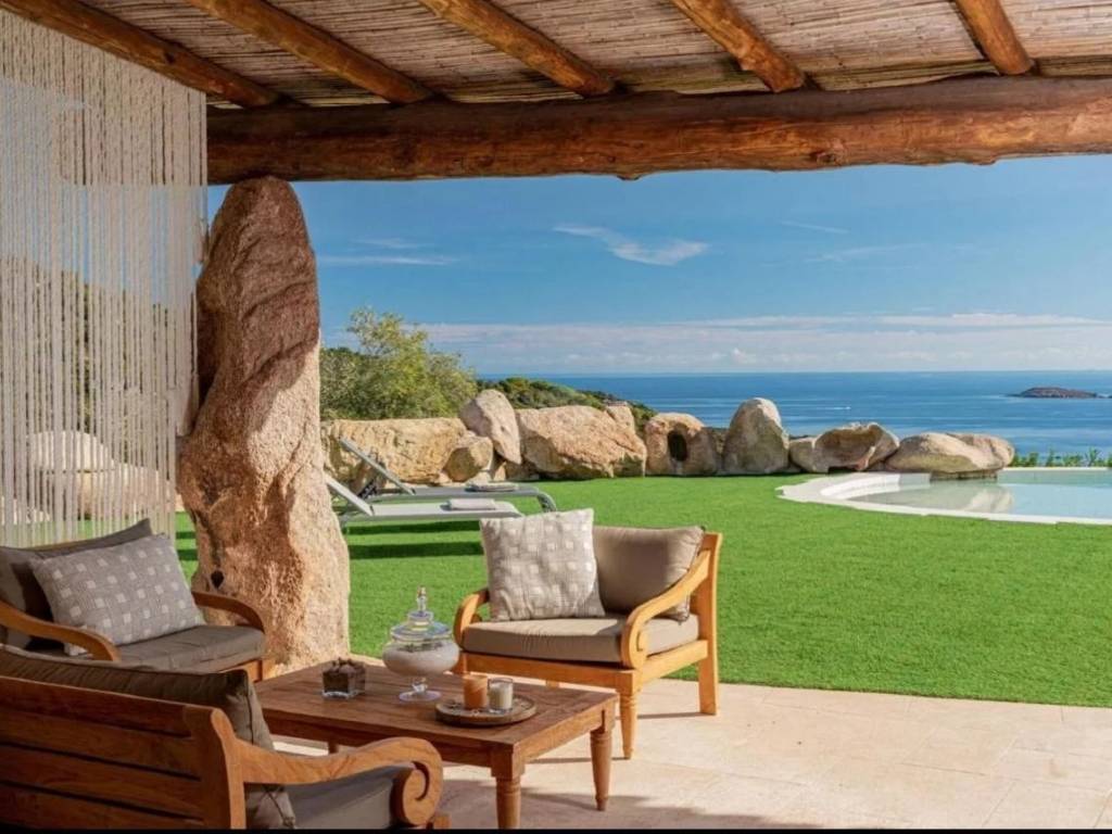 casa indipendente in vendita ad Arzachena in zona Pantogia